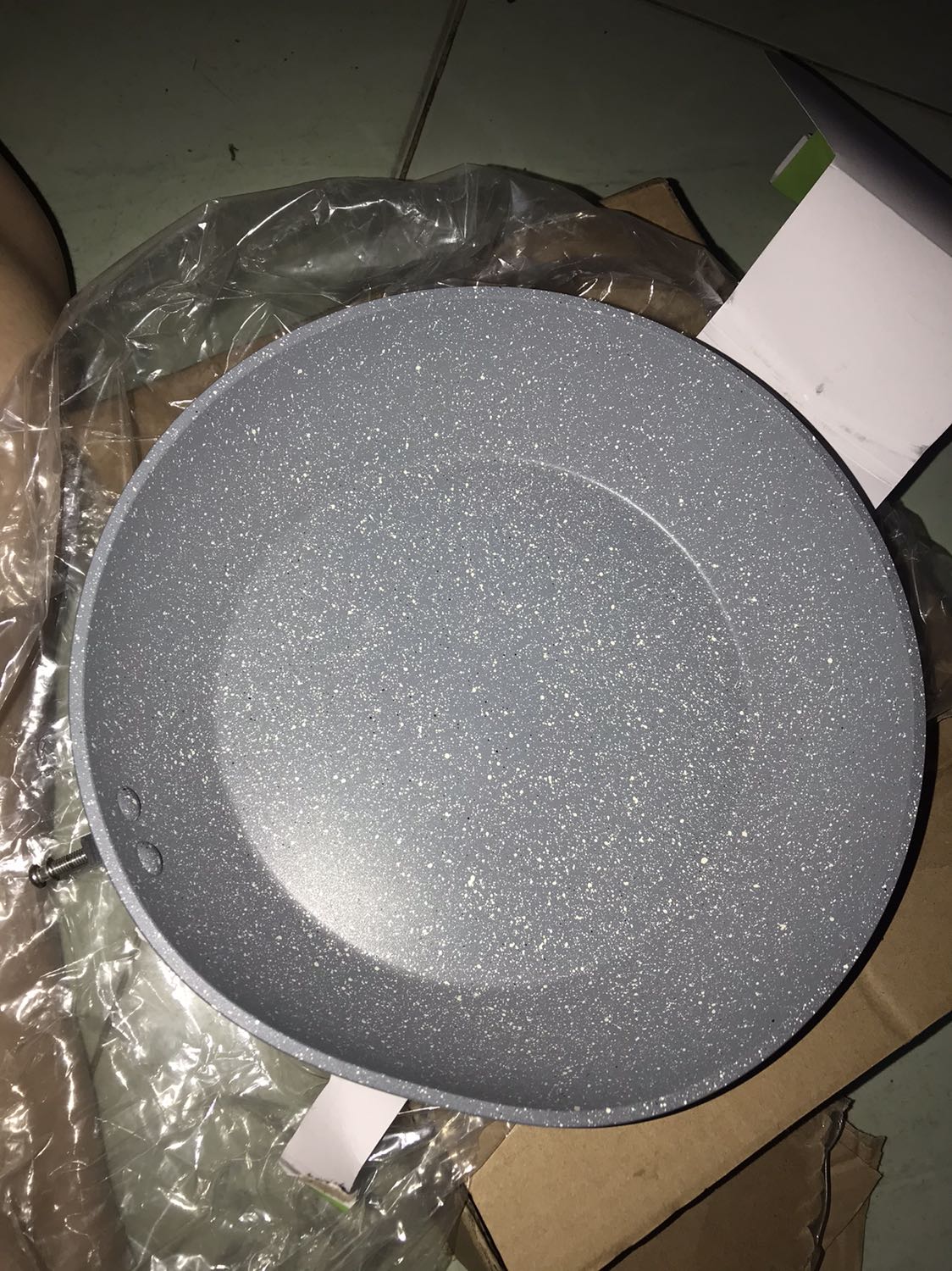 Chảo bị méo, yêu cầu shop giải quyết vấn đề đổi cho mình