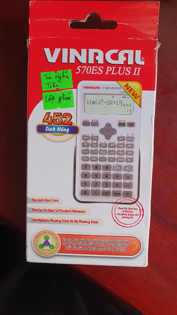 Máy tính mình mua chưa đến một năm, không va đập, rơi vỡ gì mà máy bị liệt phím. Vinacal không có chi nhánh bảo hành chính hãng ở Hà Nội nên mình đã gửi tiki bảo hành vào trong SG một lần, nhận máy về dùng được một thời gian ngắn lại vẫn lỗi liệt phím. Có vẻ đây là lỗi hay gặp của máy Vinacal bởi mình tìm trên mạng rất nhiều clip hướng dẫn sửa lỗi này.

Trong khi đó, mình mua casio 580 cũng trên tiki gần thời gian với máy vinacal này, bị lỗi màn hình, mang máy đi bảo hành tại showroom Bạch Mai, khi casio giám định máy hỏng do lỗi nhà sản xuất mình được đổi luôn sang máy mới. Bên đó có chính sách đổi sản phẩm trong 1 năm. Các bạn nên mua máy tính hãng casio nhé, chính sách hậu mãi tốt hơn hẳn.