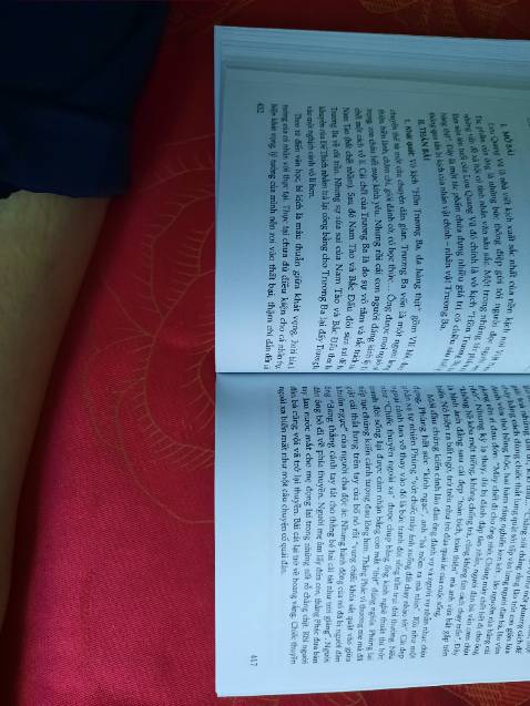 Sách bị lỗi ấy ạ, lỗi mấy tờ liền. Trang 432 là hồn thương ba da hàng thị thì ngay trang bên cạnh lại là 417 bài của chiếc thuyền ngoài xa