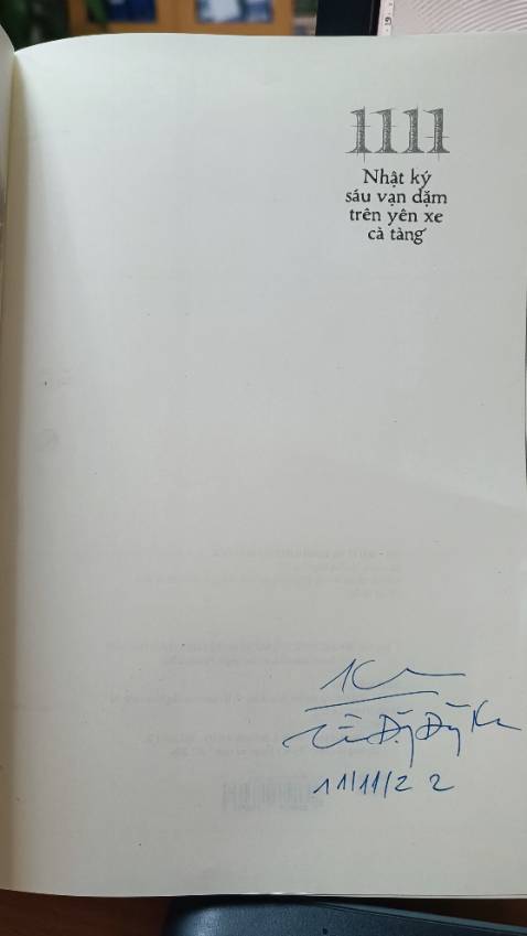 Thật tuyệt vời khi là độc giả được nhận sách trong lần phát hành đầu tiên và có chữ ký của tác giả!