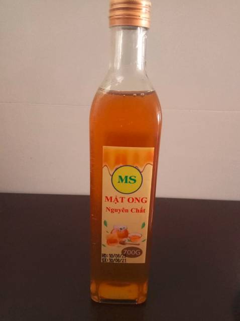 Cái chai mật ong mình mua đợi giảm giá hoài không giảm , mật ong này giá dưới 96 tỷ nhà quý vị , mình giỡn chứ giá có 120.000 đ , chai thủy tinh khá nặng nha , nhìn chắc chắn lắm . Mật thì ngọt vừa không gắt , mà lắc nhẹ thì ngọt đậm , màu mật ong vàng nhẹ , không sánh , hơi lỏng , có kiến bu nên để cách thủy . 

Dịch mua được một chai thì Tiki cũng nghỉ dịch luôn , chai đóng gói siêu cẩn thận có kèm giấy vụn tránh va đập , chai cũng được bên bán có đóng gói bao bì nhìn nhãn quan khá là ok . 

Mật ong pha với cam , chanh gừng thì phải nói là ngon nha quý vị , mùa này dịch nên cần sức đề kháng . Hoặc là có thể pha liptop + Sữa đặc + Mật Ong là ra ly trà sữa mật ong béo ngậy , tiếc là không có topping nhưng nhìn chung là ngon .