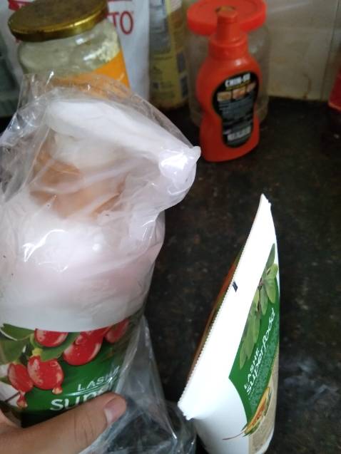 Dầu gội dạng vòi nên đến nơi bị đổ ra một ít Hàng ở hcm , còn mk ở hải phòng  , sop  cũng đã gói  rất kỹ, mk không trách sop hay bên vận chuyển . Mọi khi mk mua dầu gội ở  sop khác hay trên các sàn thương mại điện tử đều thế, ngoài ra không có gì. Sản phẩm rất ok , nhiều bọt, thơm,  so với dove , treseme,....vvv thì không bị rụng nhiều tóc