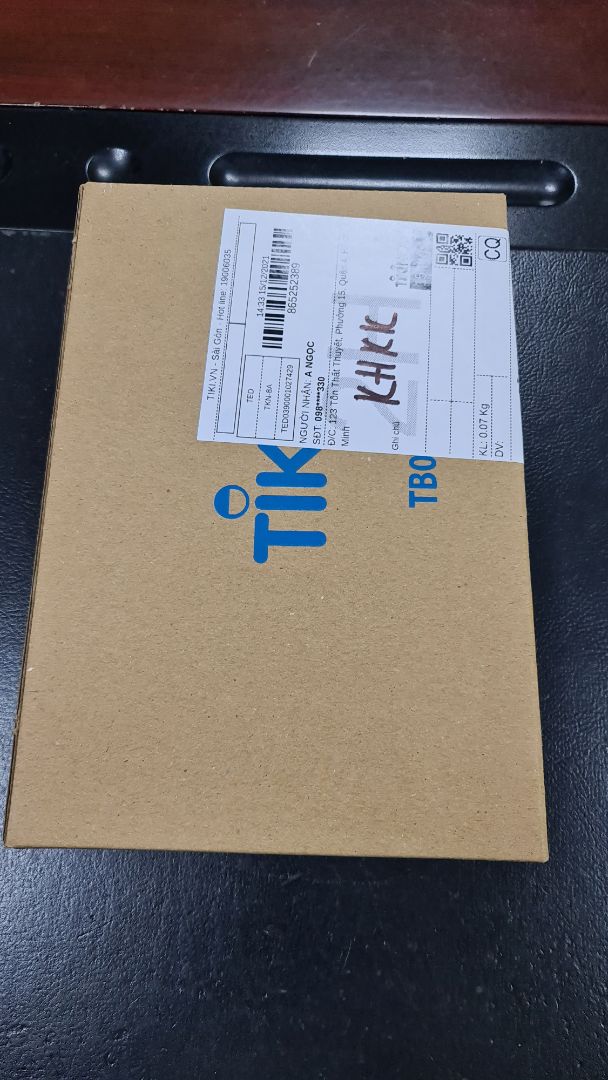 chấm laser khá nhỏ nên chỉ lên màn hình tivi bị mờ.