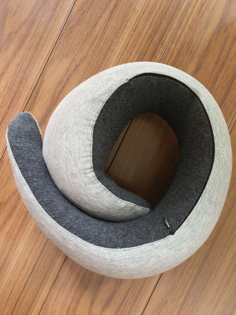 Thiết kế dạng gối ngủ này ôm vừa cổ, đi đường xa di chuyển bằng ô tô hay máy bay khá tiện, giúp giữ thẳng cổ. Cảm ơn!