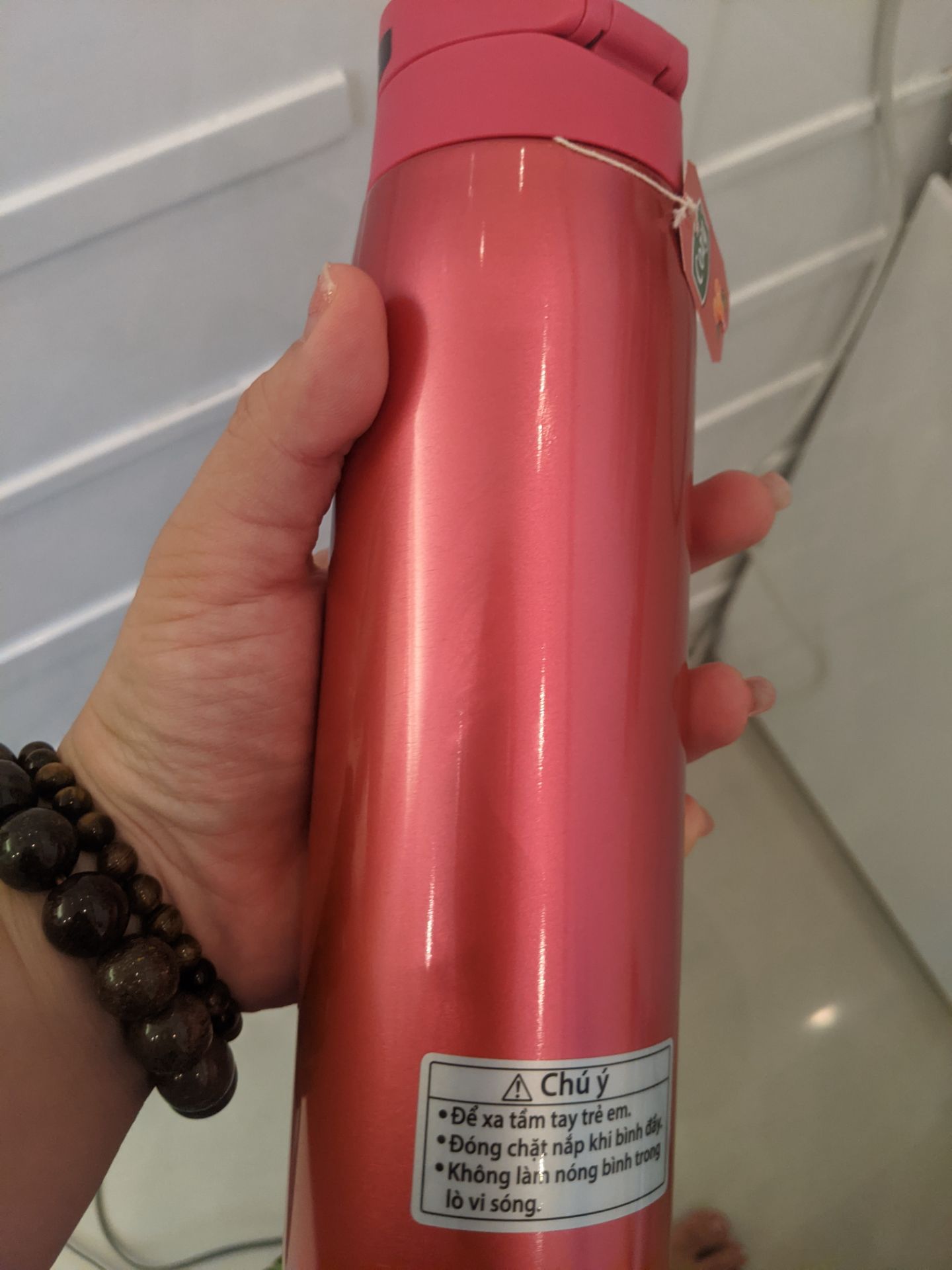 bình mãu mã ngoài đẹp, thao tác hơi lạ so vơi các bình khác nhưng cũng dễ dùng. 
mới dùng nên chưa biết chất lượng giữ nhiêt thế nào. HDSD rõ ràng