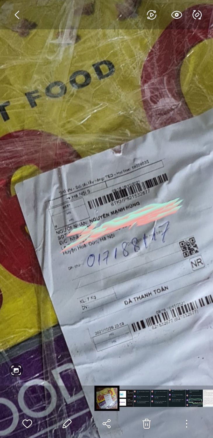 Đây là lần lần mua hạt cho mèo trên tiki giá ưu đãi nhất mình từng mua từ trước tới nay. Như mọi khi mua gói lớn cho tiết kiệm bởi em mèo nhà mình đã quen ăn loại này từ lâu rồi. Về giao hàng thì nhanh bất ngờ vượt ngưỡng mình mong đợi, bởi mình mới có gói tiki now 1 năm và nhà mình ở huyện Hoài Đức Hà Nội, tức ko thuộc diện giao nhanh 2h hay trong ngày, nên khi đặt mua thấy tiến trình giao dự kiến là 29/10 chỉ hơi tặc lưỡi chút bởi phí giao hàng là 0đ mà, nhưng thực tế chỉ trong vòng ~ 3 ngày ( trưa 15/10 đặt hàng trưa 18/10 nhận đc hàng tận nhà) Hà Nội tới Hà Nội (về huyện) hàng thuộc dạng nhiều kí lô, quả thật chính sách giao hàng với mình là rất okie, trước nghĩ tiki now với việc về huyện ngoại thành HN chắc k ăn thua lắm nhưng giờ nghĩ lại, mình thấy cũng được ra phết, bạn nào đang có ý định về tiki now thì cứ lấy làm thông tin để cân nhắc thêm nhé. Còn sản phẩm thì họ đóng gói bao bì chắc chắn và cẩn thận rồi. Hạt khô cho mèo bên ngoài là bao bì dứa dày chắc, bên trong là lớp nilong dày nữa, giảm thiểu tối đa khả năng hạt bị ẩm vào trong, hạn sử dụng date còn xa (1/10/2022) ngày sản xuất (1/04/2021) an tâm. Ngoài ra mình chọn bao 7kg ko chia túi nhỏ bên trong, về tự san ra hộp nhỏ hơn (nhà đang sẵn có) để hạn chế rác thải nhựa ko được tận dụng tái sử dụng đem xả ra môi trường. Vài lời nhận xét như vậy, các bạn tham khảo và hẹn có trao đổi thắc mắc gì thêm thì ới mình Meo Bự ở phây búc nha. Thanks