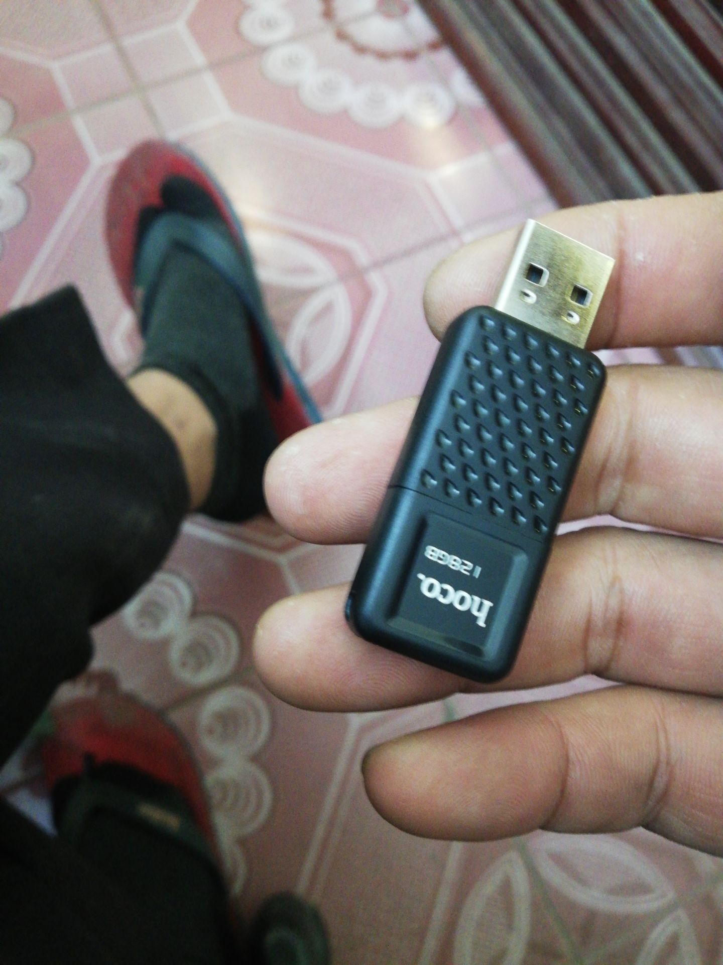 sao usb không có định dạng fat 32 chỉ có ntfs và fat lên chỉ nhận trên pc còn tivi không nhận usb