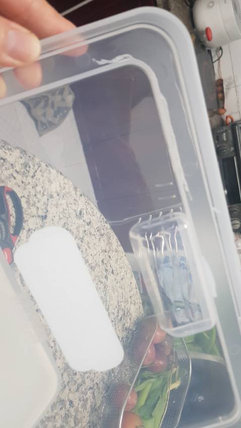 Chỗ nắp đậy thùng gạo có vết nứt .