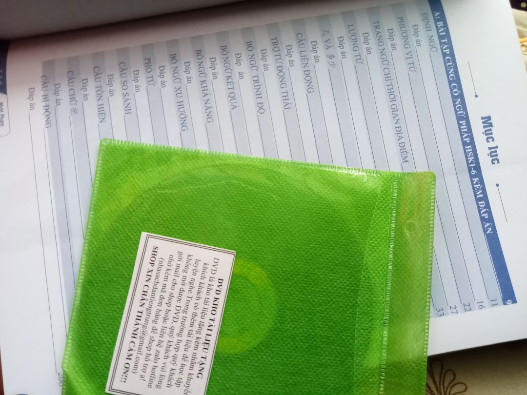 Sách được bọc cẩn thận và không bị móp méo hay có vấn đề gì, nội dung in rõ ràng và dễ nhìn, được tặng kèm cd. nói chung là đáng tiền ạ