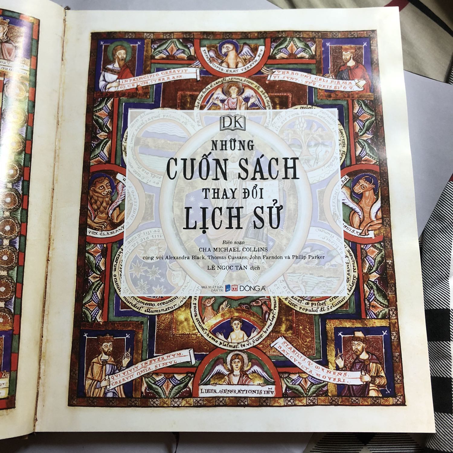 Mình đã mua cuốn sách này vì thiết kế bìa và tiêu đề thật sự thu hút mình. Lúc nhận sách cũng rất vui sướng vì sách hoàn hảo ko bị trầy xước hay gì cả. Nhưng khi đọc thì trong đây có quá nhiều cuốn sách xa lạ vs mình nên mình ko còn quá hào hứng nữa :( cuốn sách vẫn là một tác phẩm hoàn chỉnh từ nội dung đến hình thức, chỉ là ẻm ko hợp với mình lắm, và mình cũng k biết để đâu (vì sách khổ lớn)