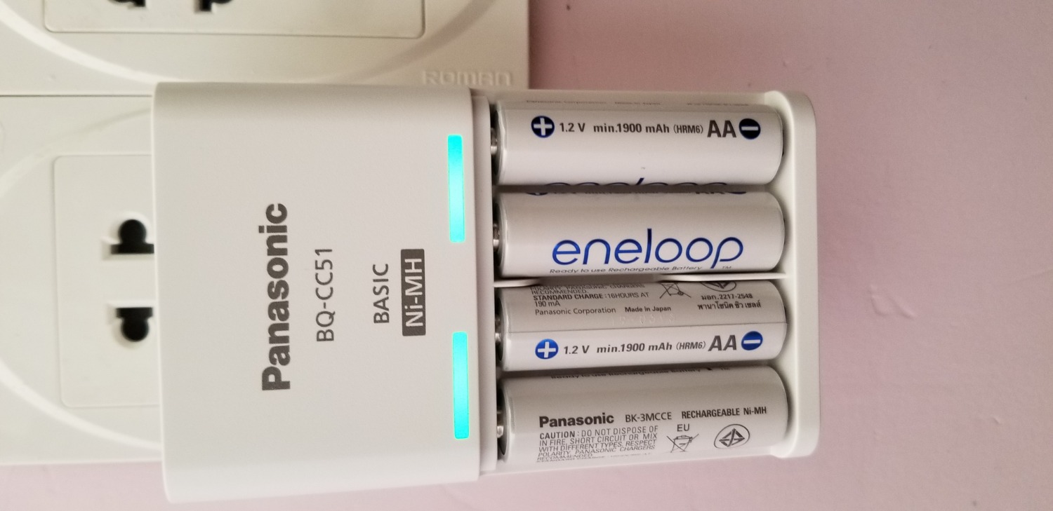 Bộ pin sạc được bọc và gói cẩn thận.
Mẫu mã đẹp, sắc nét và đầy đủ phụ kiện.
Pin đã được sạc sẵn nên có thể dùng ngay khi tháo ra khỏi hộp.
Dùng thử với đèn pin thì độ sáng không thua kém khi so với lúc dùng pin alkaline mới (điện áp 1.5V) dù thông số điện áp của pin là 1.2V.
Độ bền thì phải chờ thời gian xác nhận vậy.