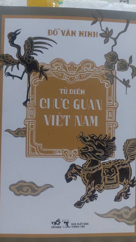 Với một lượng từ mục phong phú (gần 2000) trải dài qua nhiều thời đại cho thấy sự đầu tư công phu của tác giả trong việc khảo cứu và biên lục giúp người đọc thấy bức tranh vừa tổng thể vừa hết sức chi tiết về hệ thống quan chế trong các triều đình phong kiến Việt nam. Công trình này có thể coi là một công cụ hữu ích cho độc giả sử dụng khi đọc hay nghiên cứu lịch sử cổ, trung đại Việt Nam.
Dù vậy nhưng tác phẩm này theo cá nhân tôi vẫn có nột số hạn chế. Việc không nhất quán trong cách biên tập, trình bày các mục từ dẫn đến nhiều nội dung bị trùng lắp, thừa thãi trong khi nhiều nội dung khác còn sơ sài đặc biệt ở một số từ mục vẫn thiếu phẩn giải nghĩa nội hàm tên gọi và chức năng nhiệm vụ của chức quan hay cơ quan. Sẽ hợp lý hơn nếu lấy việc trình bày các “chức quan của Việt Nam “ làm trọng tâm,  tên chức quan, cơ quan, quan chế các thời phong kiến Trung Quốc dù là cơ sở quan trọng cho việc khởi đặt, tham khảo cho quan chế Việt nam cũng chỉ nên đặt, trình bày ở vị trí phụ chú hay chú thích.
