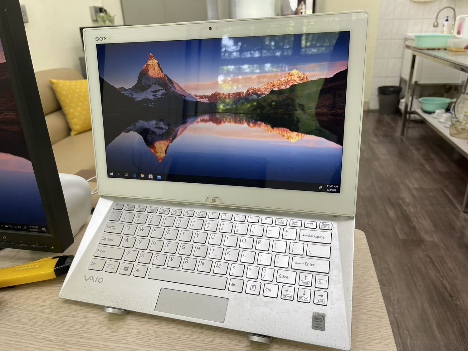 Thấy một số bạn đánh giá là giao sai mặt hàng nên cũng hơi lo lo, nhưng vẫn mua vì giá quá tốt. Giãn cách nhung Tikinow vẫn giao quá nhanh. Hàng chuẩn nhé. Bác nào kêu cập kênh thì xem lại mặt bàn hoặc có lệch lỗ cài chân không nhé! Tks shop!