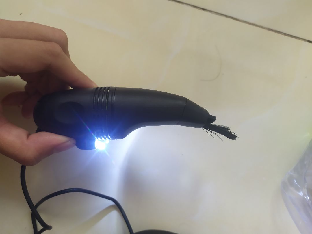 Đặt hồi khuya tới sáng giao hàng luôn. Nhận đầy đủ sản phẩm. Máy hút bụi nhỏ dùng tốt và tiếng máy hơi ồn. Bộ vệ sinh laptop này phù hợp với túi tiền