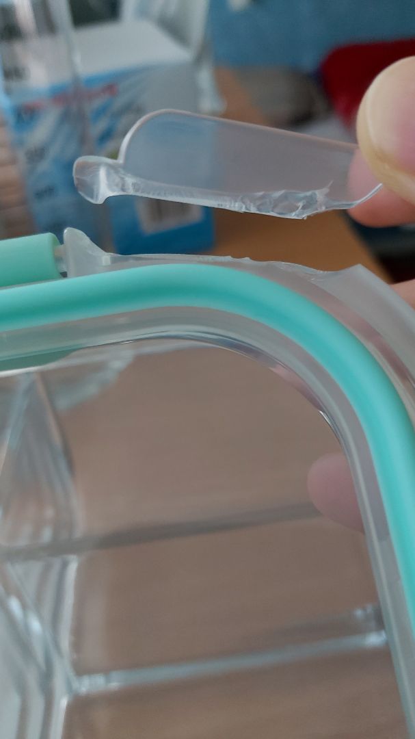 hộp đẹp, nhưng k biết đóng gói thế nào mà nắp hộp bị bể hết 3 góc ???. không đuọc vui cho lắm. shop hãy đóng gói cẩn thận hơn cho các khách hàng sau.