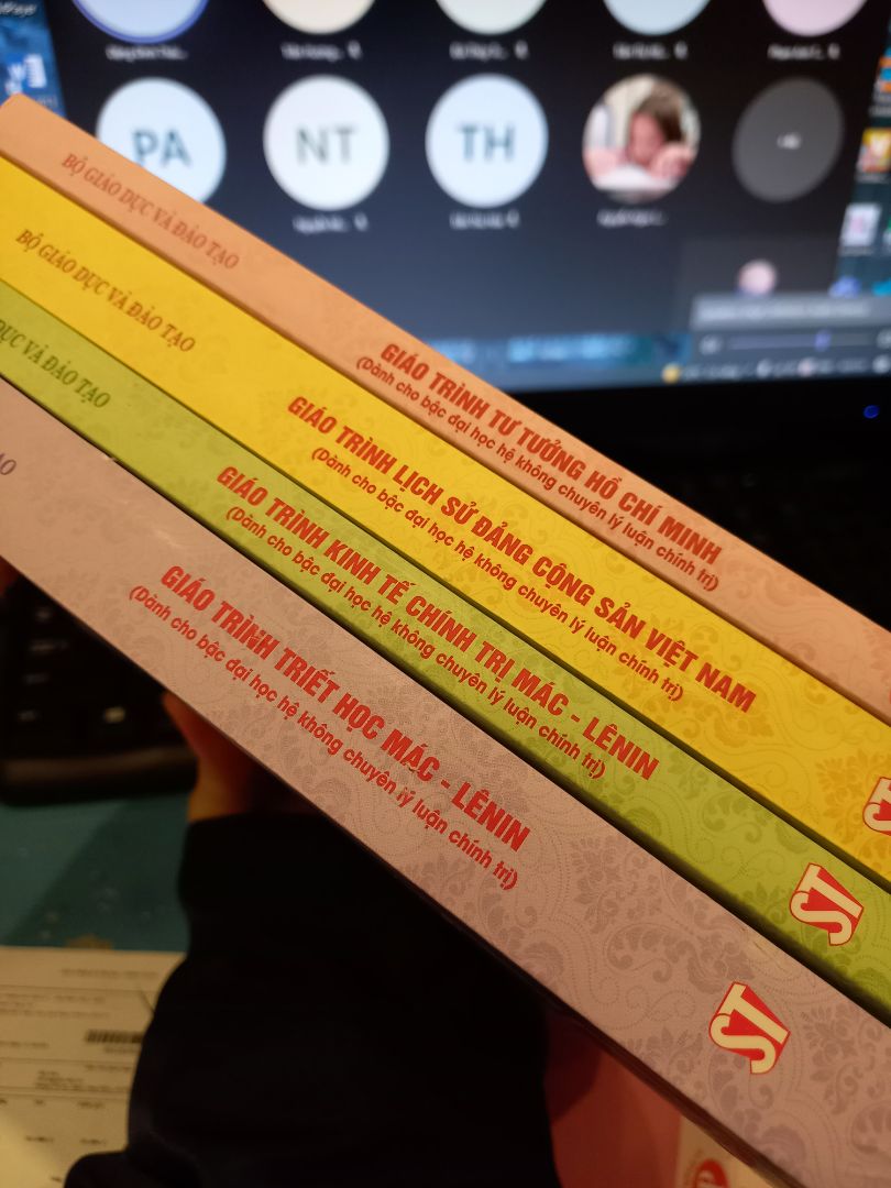 sách đẹp, được đóng gói cẩn thận không bị móp méo tí nào. ship từ hcm ra hn mà nhanh cực, mình đặt xong 3-4 ngày sau là ship tới rồi. chả bù ở hn mình đi kiếm đủ các nhà sách, sang tận nxb cũng hết không mua được sách đẹp thế này đâu 🥲