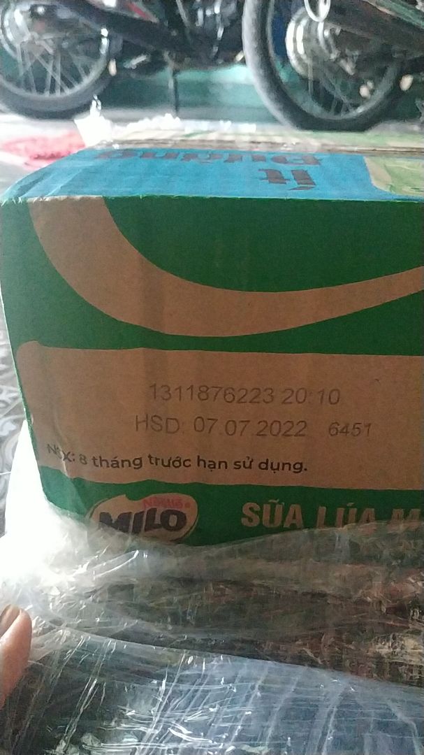 Mình mua hàng tiki rất nhiều lần, mua sữa milo cũng nhiều rồi. Mà lần này thực sự thất vọng với đơn hàng này. Sữa milo hạn sử dụng 8 tháng, mà tiki giao cho mình thùng này với hsd đã bị trôi mất 4 tháng. Mình nhận hàng vào ngày 3.3.2022, mà tới 7.7.2022 đã hết hạn. Thùng sữa đợt trước mua trên tiki bị trôi 2 tháng thì còn chấp nhận được, đằng này tiki lại giao hàng cũ cho mình. Cứ thế này thì không biết có nên tiếp tục đặt sữa trên tiki ko nữa. Thực sự không hài lòng chút nào với đơn hàng này Mình mua hàng tiki rất nhiều lần, mua sữa milo cũng nhiều rồi. Mà lần này thực sự thất vọng với đơn hàng này. Sữa milo hạn sử dụng 8 tháng, mà tiki giao cho mình thùng này với hsd đã bị trôi mất 4 tháng. Mình nhận hàng vào ngày 3.3.2022, mà tới 7.7.2022 đã hết hạn. Thùng sữa đợt trước mua trên tiki bị trôi 2 tháng thì còn chấp nhận được, đằng này tiki lại giao hàng cũ cho mình. Cứ thế này thì không biết có nên tiếp tục đặt sữa trên tiki ko nữa. Thực sự không hài lòng chút nào với đơn hàng này