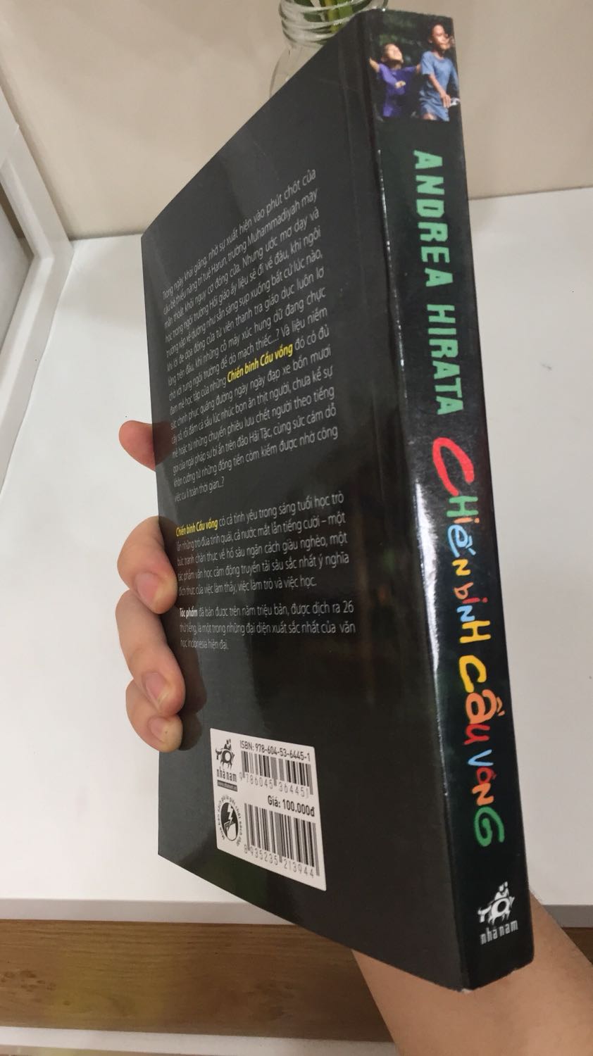 Giao hàng nhanh cực kì hôm trước hôm sau đã có luôn dù mình chọn gói giao hàng vào 4 hôm sau nữa. Sách mới tinh thậm chí còn chưa tháo lớp bọc kính. Mình chỉ biết nhận xét về dịch vụ giao hàng và chất lượng sách tiki đem lại thôi, còn về nội dung mình chưa đọc xong. Sẽ ủng hộ tiki dài dài!!!!