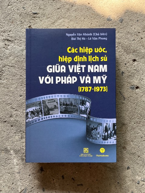 Các hiệp ước, hiệp định lịch sử giữa Việt Nam với Pháp và Mỹ (1787-1973) - Nguyễn Văn Khánh
- Sách chuẩn bìa mềm, chuẩn kích thước, không móp méo.
- Chất liệu giấy tốt, không lỗi in.
- MaiHaBooks đóng gói kỹ càng, sách còn nguyên vẹn.
