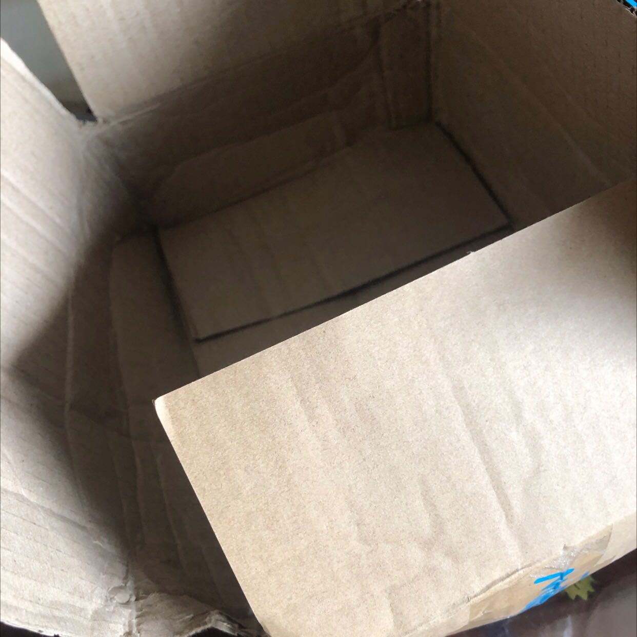 Tiki dạo này làm ăn sao vậy? Đợt trước đặt sách thấy gói hàng sơ sài là đã bực lắm rồi, đợt này vẫn y chang như vậy là sao? Ngóng lên ngóng xuống mà đóng gói hàng tệ thật sự. Mua bao nhiêu quyển mà để thẳng cả trong hộp. Ngay cả cái bọc chống sốc cũng không có, bìa sách bị nhăn, bẩn. Tính đem đi tặng mà sách như này thật sự là không dám tặng luôn ấy :) khó chịu thật sự.