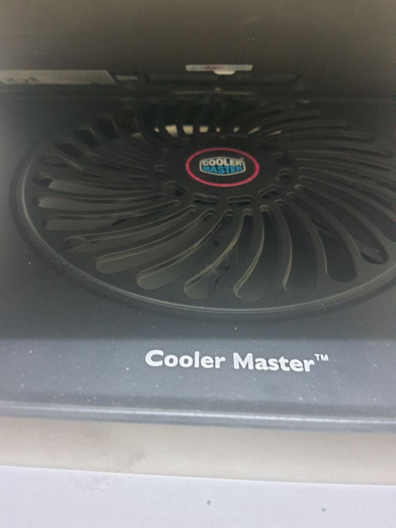 M mới mua trưa nay xong.
có 1 vài điểm nhận xét thế này:
- Đế này làm bằng nhựa, không được chắc chắn
- Quạt lớn, chạy êm nhưng yếu. Khi đế tản nhiệt đặt trên mặt bàn thì quạt không thổi bay được 1 tờ a5 (đặt tờ giấy trên mặt đế tản nhiệt)
Với giá như vậy thì hài lòng.
Bạn nào muốn biết chi tiết hơn nữa thì m có làm video trên youtube theo đường link https://www.youtube.com/watch?v=sqsFGF6jPkg&t=13s