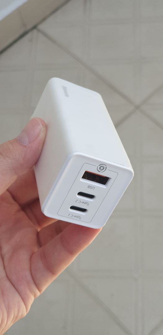 Giao hàng trễ 2 ngày. Hàng hoàn toàn không hộp. Không giấy hướng dẫn sử dụng. Không đúng màu như đăng bán, hoặc bán khác màu mà lại không thông báo cho khách. Hàng cảm giác như đã qua sử dụng, không phải hàng mới. Tôi hoàn toàn không hài lòng hàng này.