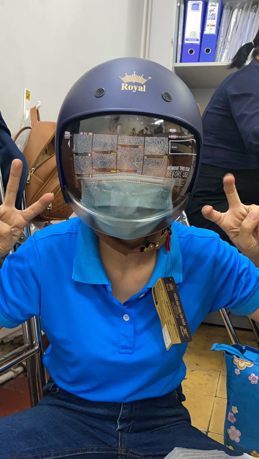 Do có ke bảo vệ kính âm nên form sẽ to hơn mũ 3/4 cơ bản một chút nhé.
Mọi người nên tham khảo kỹ vòng đầu và sz nón trước khi đặt nhé. 
Vòng đầu mình 56.5 ( cột tóc lên luôn thì 57,5) đặt sz L đội hơi rộng tí xíu chứ ko nhìu. Bạn nào mún thoải mái thì đặt sz L ko thì cân nhắc đặt sz M thì chắc sẽ vừa ôm