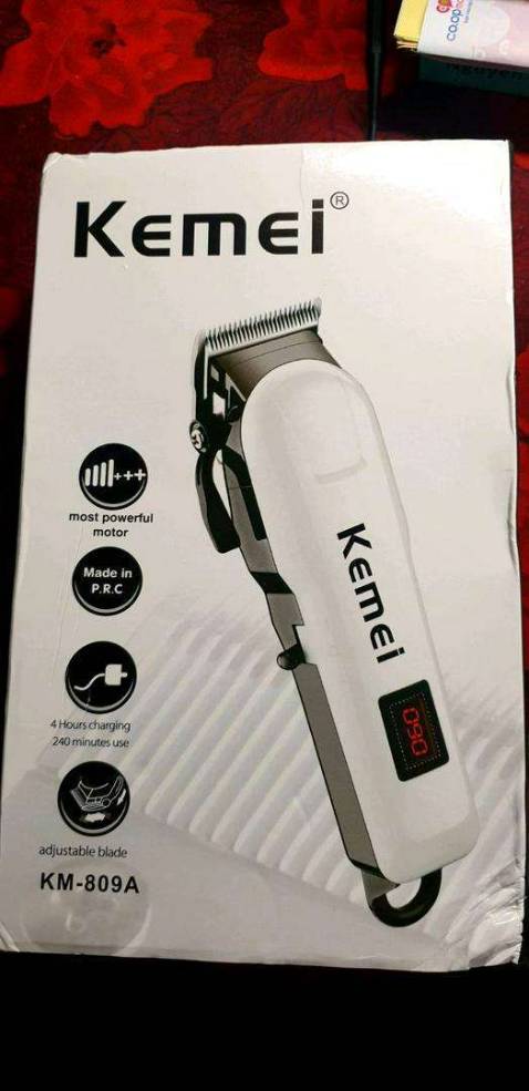 Dùng êm, dễ tháo lắp, dễ vệ sinh, cắt 3 đầu mà pin vẫn thoải mái. Máy cầm chắc chắn. Rất hài lòng 👍