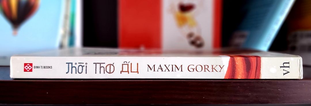 Sách đẹp, mình thích thiết kế bìa của cuối sách. Đây là một trong những tác phẩm làm nên tên tuổi của Maxim Gorky, qua những trang hồi kí, người đọc sẽ bước chân vào thế giới của một đứa trẻ với một tuổi thơ bất hạnh, nhiều bão giông nhưng đã đủ bản lĩnh, đủ yêu thương, đủ kiên cường…để vươn lên khỏi nghịch cảnh. Câu truyện đầy ý nghĩa về cs.
Dịch vụ Tiki tiện lợi, đa dạng sp. Sách được bọc cẩn thận và giao nhanh. Thanks!