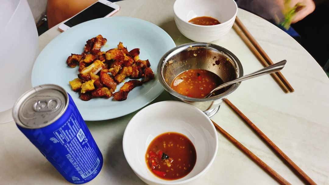 Nhà có 2 người vừa đủ ăn thôi. Đôi khi còn thấy hơi nhỏ í. Còn nhà đông nên mua loại to hơn. Nếu canh sale mua loại 9650 đôi khi hơn giá loại này có vài trăm. Nên cân nhắc mua loại to. Mình canh sale 4tr6 dc tặng kèm nồi cơm điện to chà bá lửa, dc tặng đúng lúc nồi cũ tróc hết lớp chống dính. Giao hàng siêu đỉnh luôn. Đặt hàng 1 cái sau 30ph shipper đã giao rồi.