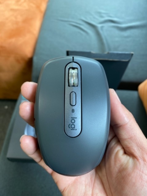 sản phẩm chính hãng, cảm giác nhẹ hơn đời 2, nút cuộn chỉ có 1 chế độ lăn, độ nhạy và mượt thì không cần bàn cãi về chất lượng của Logitech, tóm lại khá hài lòng...