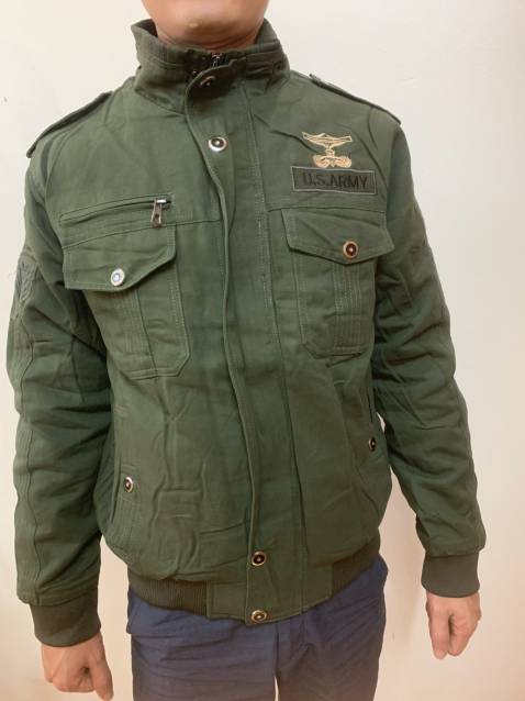 Áo khoác lót lông màu sắc và kiểu dáng đẹp. Vải khá tốt, chất lông mềm mịn. Shop đóng gói cẩn thận, giao hàng nhanh.