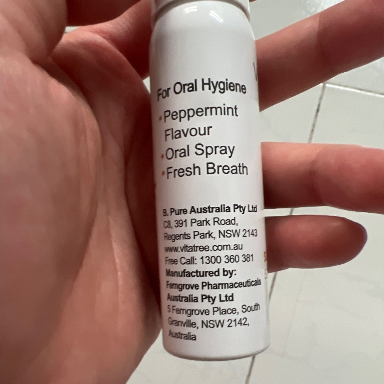 Hàng của Úc, xài thấy tốt nha. Mấy hôm trời lạnh lạnh làm cho cổ hơi rát một chút, mình xịt cái này thấy bớt hẳn luôn. Có hiệu quả rõ rệt.