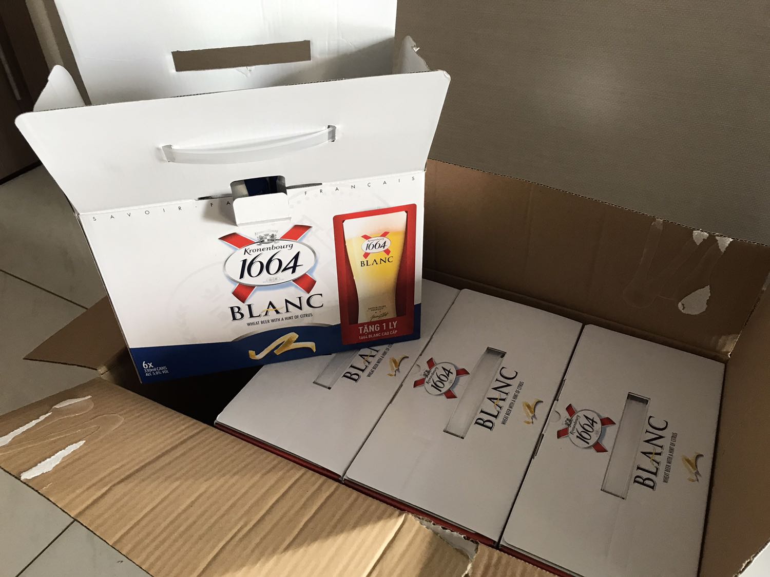 Tiki giao thùng bia Kronenbourg 1664 và quà tặng 4 ly rất đẹp được nhà sản xuất đóng gói kỹ để tránh vỡ ly thuỷ tinh. Do mỗi ly đóng trong cùng lốc 6 lon bia, nên kích thước lớn hơn thùng bia 24 lon thường. Bia có hạn sử dụng đến 25/11/2022.