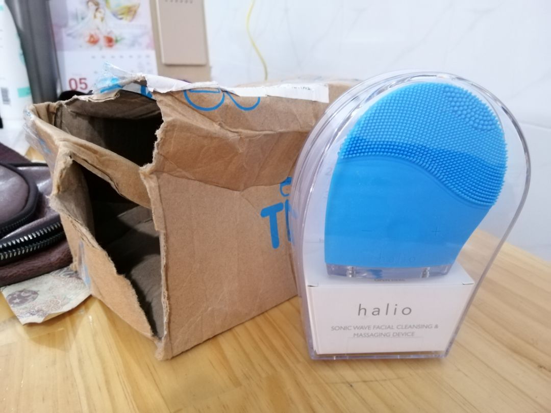 Rất bực bội về cách đóng gói này
Bên trong thì trống rỗng không có xốp chống sốc thì gói cái hộp to làm gì, như vậy náy bên trong càng bị sốc va đập nhiều hơn.
Tiki đóng gói hàng hay là shop đóng gói hàng... cái này đề nghị 2 bên xem lại. Giao một gói hàng 540k của khách mà đóng gói như để một khúc củi bên trong không có giá trị và thẩm mỹ nào cả. vậy giá trị mặt hàng mà shop đang bán và Tiki đang giao liệu rằng có gạt người mua hàng không. Thật khó hiểu cách đóng gói như vậy mà cũng làm ăn được ???