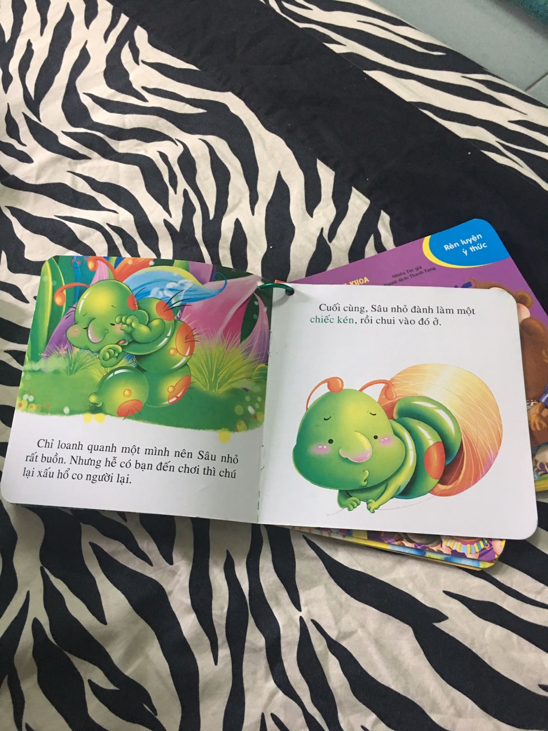 Hình vẽ dễ thương phù hợp với bé 3, 4 tuổi có tính giáo dục cao nên mua đọc cho bé mỗi tối