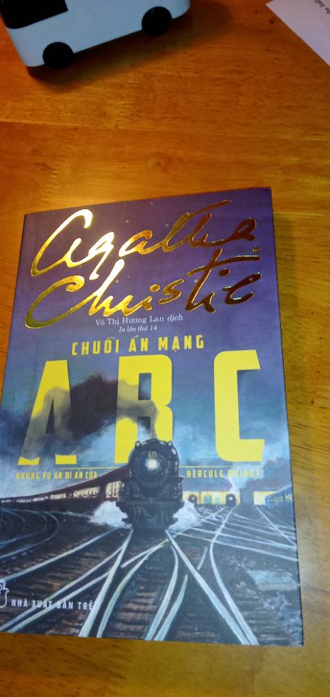 Trời ơi sách nguyên seal mà mình bóc ra nó bị như này nè bùn ghê nhưng mà thôi không sao. Sách đẹp nội dung hấp dẫn nên mua nhà mọi ngườii