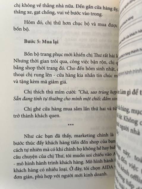 Cuốn sách đúng kiểu cầm tay chỉ việc cho người mới mở shop. Tất cả những nhiệm vụ như chọn khách hàng, chọn sản phẩm, quảng bá sản phẩm đều được tác giả đúc kết thành công thức, các bước cụ thể. Cách viết giản dị, một người không rành về kinh tế như mình đọc rất dễ tiếp thu.
