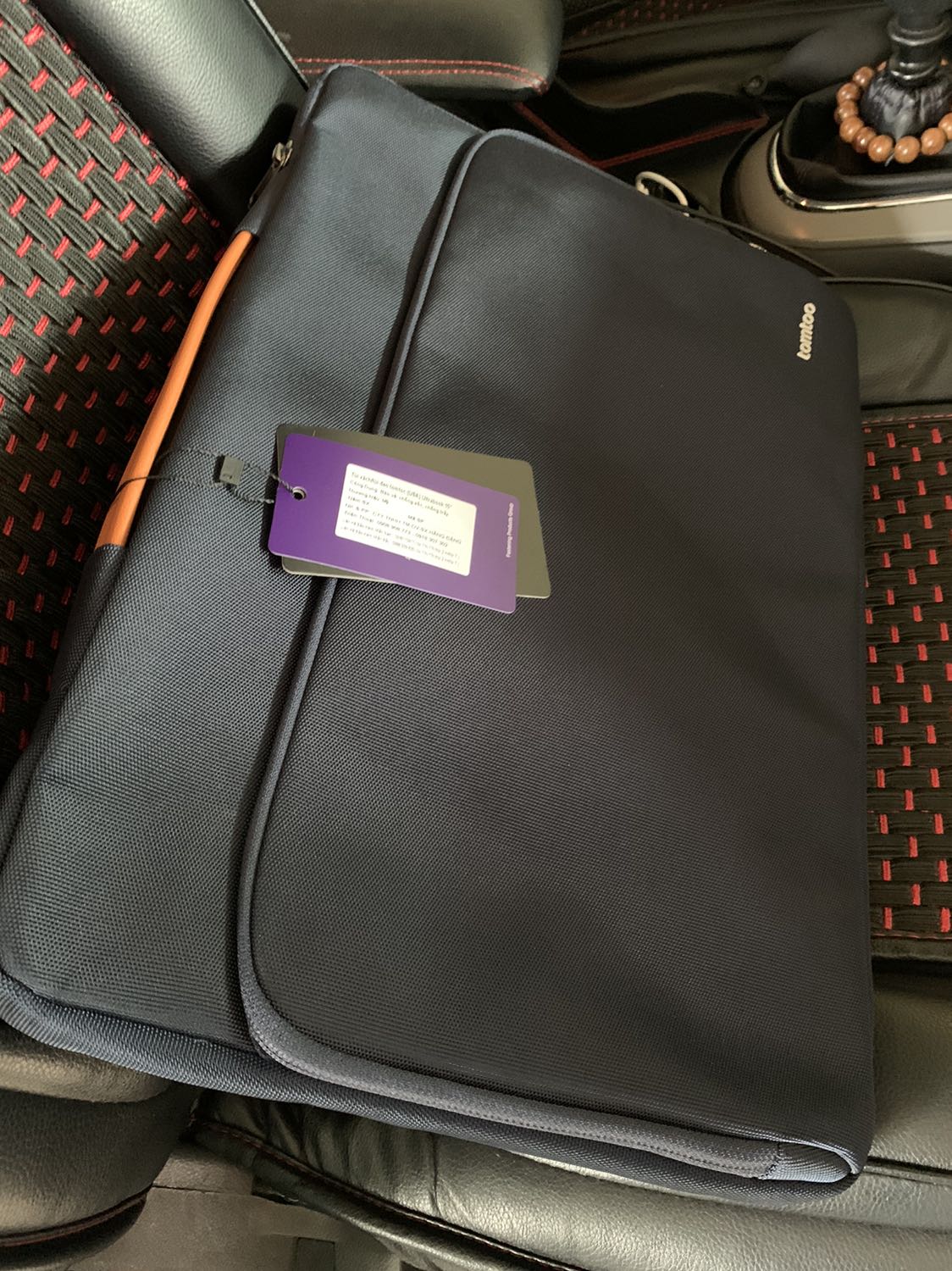 Dáng túi k được như hình. Cơ bản chất túi và có lót chống sốc được. Tiki giao nhanh.