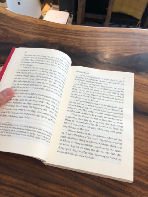 Cách kể chuyện sặc mùi tiểu thuyết, có thể có đúng có hư cấu lận lộn, ý chí chủ quan của người viết nữa. Nói chung, thêm một góc nhìn vẫn hơn là ko biết gì hơn. Nội dung đủ lôi cuốn