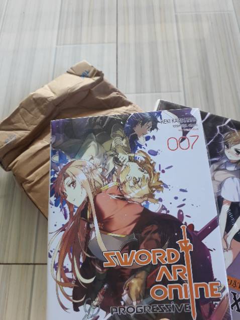 Giao hàng đúng thời hạn, đúng sản phẩm đã đặt. Cơ mà nhìn cái hộp hơi bị đau tim cũng hên là sách bị gì.

Loại bìa: Bản Đặc Biệt Tặng Kèm Bookmark PVC Số Lượng Có Hạn