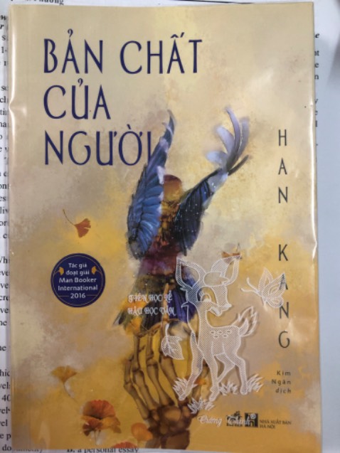 Sách in rất đẹp, ngay từ phần bìa đã có nhiều điều đáng suy ngẫm rồi, khá liên quan tới chương 1 của sách luôn. Mình đã rất tò mò về Phong trào dân chủ Gwangju sau khi cạn nước mắt và sức lực cho Youth of may, phim quá thành công khi để lại nhiều suy nghĩ, sự đồng cảm, tiếc thương cho những người dân dũng cảm năm đó. Mình xem phim xong và mua liền cuốn sách này để tìm hiểu thêm, cộng với phim Taxi driver và tính phản ánh hiện thực của cuốn sách, có nhiều chỗ quá ghê rợn vì sự thay đổi về nhân dạng của người dân và nhân tính của *** độc tài và quân lính. Những ai đang đắn đo mua cuốn sách này nếu muốn tìm hiểu lịch sử nước bạn cũng như là một lời nhắc nhở về lương tâm của bản thân thì hãy mua ngay nhé, mình tin là cuốn sách sẽ khiến cho bạn “ăn không ngon, ngủ không yên” một vài tuần, một vài tháng và có lẽ cả đời cũng nên. Mình xin mạn phép trích một câu nói được in ở bìa sách: “Lương tâm. Đúng vậy, là lương tâm. Đó là thứ đáng sợ nhất trên thế gian này.”