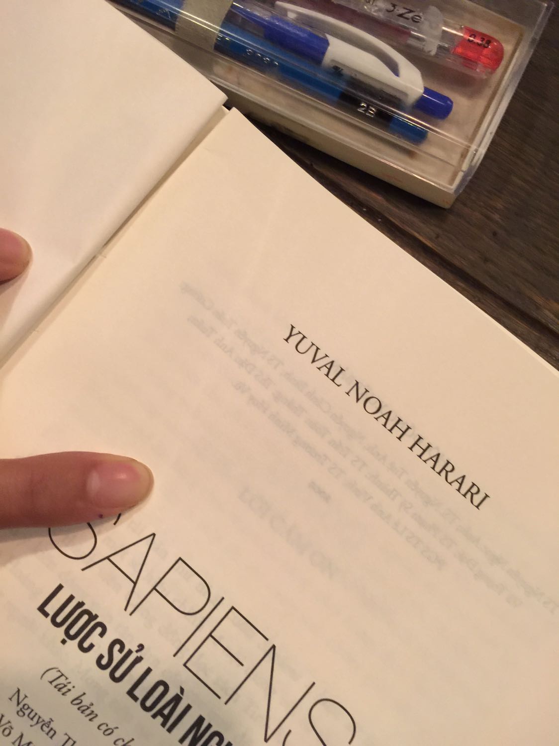 Sách mua giao hàng hơi chậm, do phải đi công tác nên ko kịp mở hàng kiểm tra. Giờ bỏ ra đọc thấy bung gáy một cuốn đầu. Không biết hai cuốn còn lại chất lượng thế nào. Rất thường mua sách trên tiki, nhưng lần này chất lượng kém quá, thực sự mình rất trân trọng sách và giữ rất kỹ, chưa lần nào phản hồi lại tiki trên này, nhưng lần này cảm thấy tiếc nuối gần 200k cho quyển sách có chất lượng tồi thế này. Rất khó chịu!!