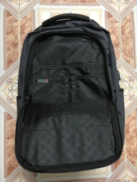 Balo chính hãng, lúc hàng về còn đóng nguyên trong túi kín. Độ hoàn thiện sản phẩm tốt đến từng chi tiết: từ chỉ may cho đến logo, khóa kéo, hoàn thiện chống nước,,,  Đã *** chống nước, thấy nước chảy trên mặt balo như mưa rơi trên mặt lá khoai ngứa. Balo không phải là màu xám chuẩn mà là màu xám xanh khá đẹp. Tuy shop có rep hơi chậm nhưng mua hàng quan trọng nhất vẫn là sản phẩm chất lượng, nên vẫn để 5 sao.