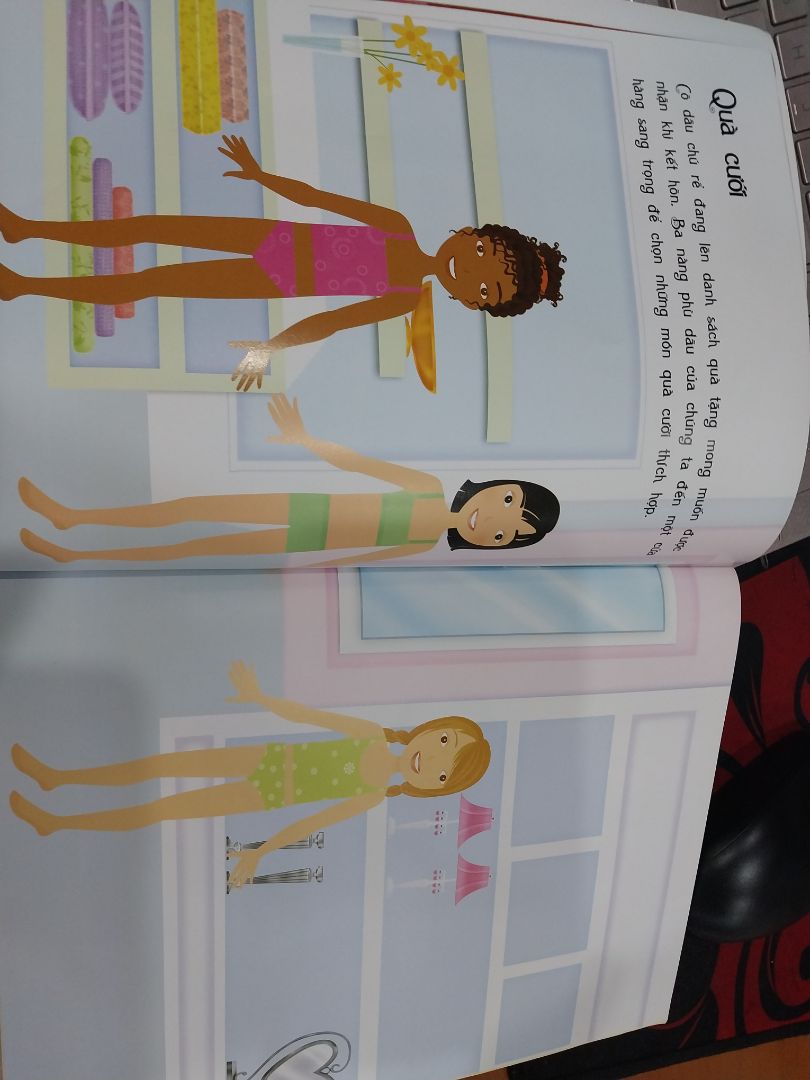 sách đẹp, có nhiều sticker quầ áo và phụ kiện, con gái rất thích