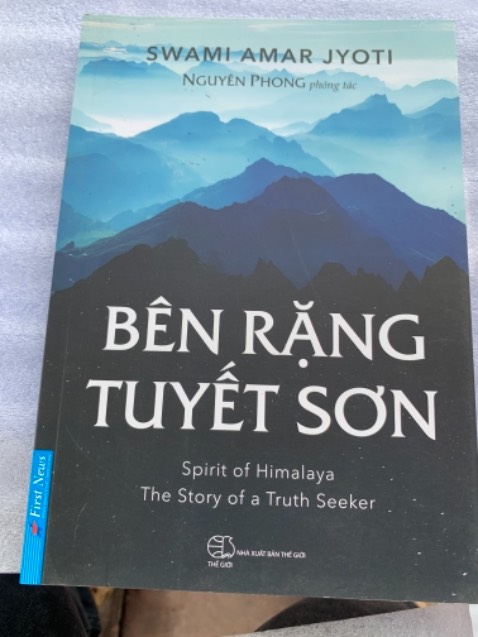 Sách bị bẩn, nhiều vết xước ở bìa trước và sau