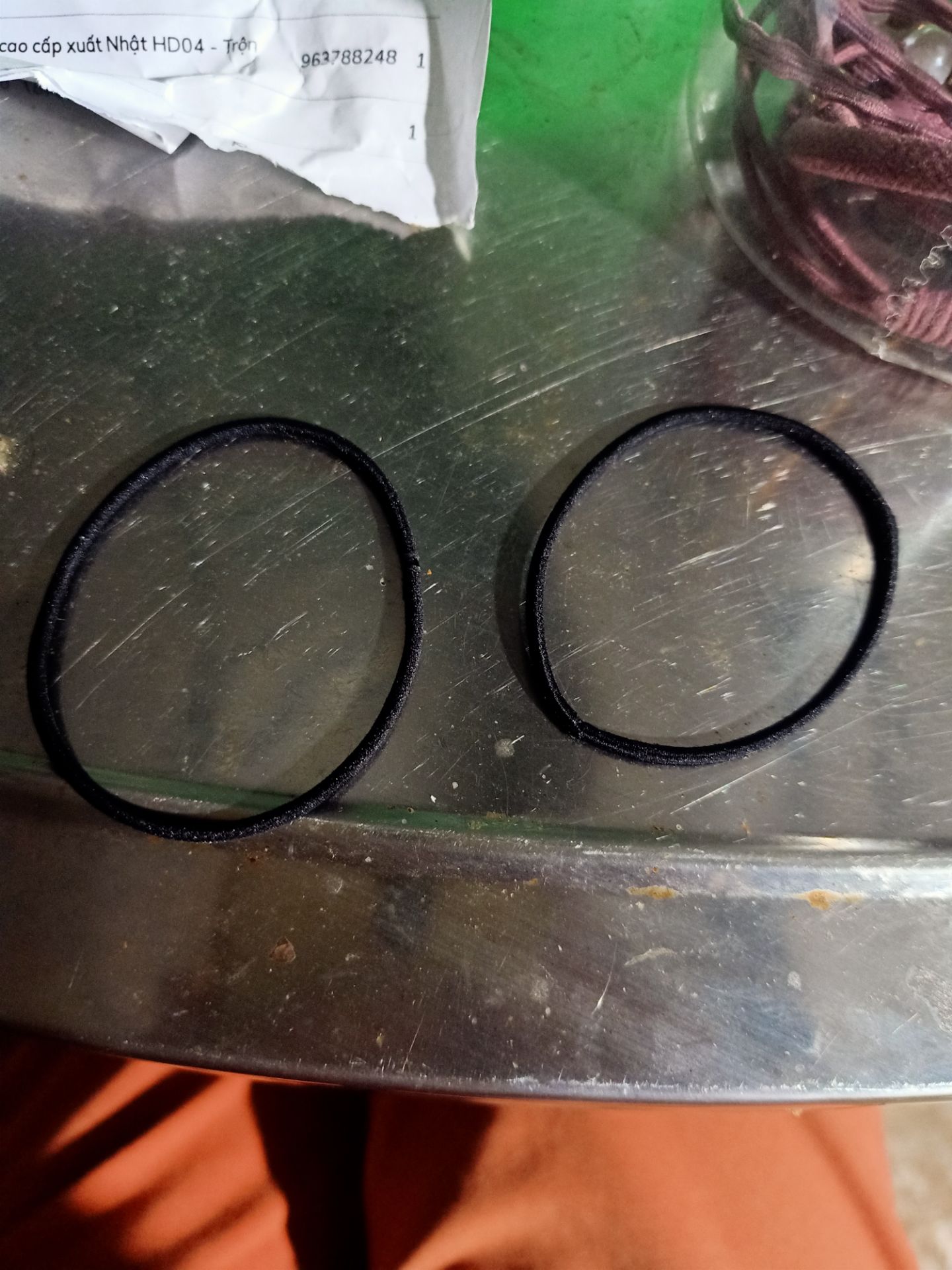 ghi 24 dây nhiều màu mà giao 22 dây 1 màu, mà nhìn sản phẩm nhìu mẫu đẹp, toàn giao mẫu k hột, đã vậy còn giao 2 cọng dây thun y hình hỏi chịu đc không