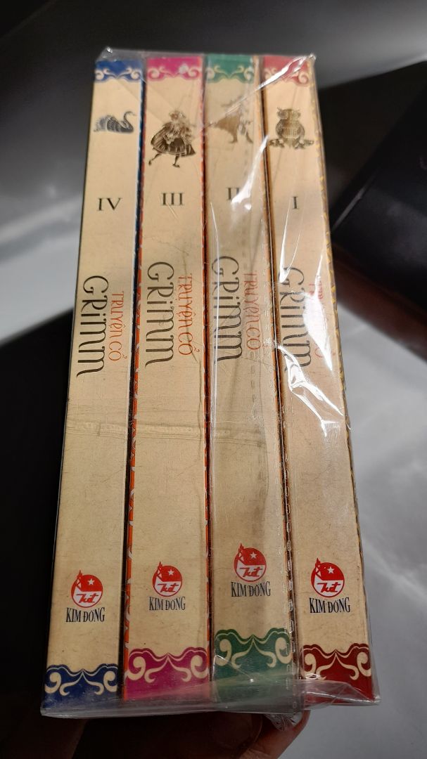 Nhiều nxb khác cũng đang cho ra mắt bản dịch Truyện cổ Grimm khác nhau, riêng mình chọn bộ này của Kim Đồng vì mong muốn được gặp lại giọng văn quen thuộc mình đã đọc hơn 20 năm trước. Khi cầm sách trên tay, mở truyện đầu tiên ra đọc, cảm giác như gặp lại người bạn cũ vậy. 
Sách đẹp, có hình minh họa, thêm phần lời giới thiệu và chú thích ở cuối mỗi tập, mang đến thêm thông tin xung quanh bộ truyện cổ yêu thích. 
Hàng giao rất nhanh, dù chọn giao tiêu chuẩn nhưng đặt chiều hôm trước sáng hôm sau đã nhận được hàng. 5 sao rất xứng đáng!