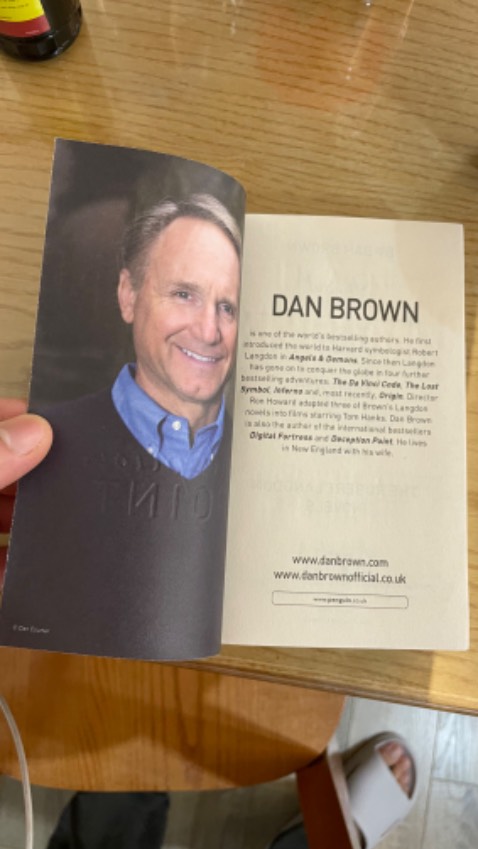 Giao hàng rất nhanh, đặt sáng mà tối đã nhận được. Sách hơi bé so với tưởng tượng của mình, bìa in màu khá đẹp nhưng giấy bên trong mỏng và vàng không biết chất lượng thế nào