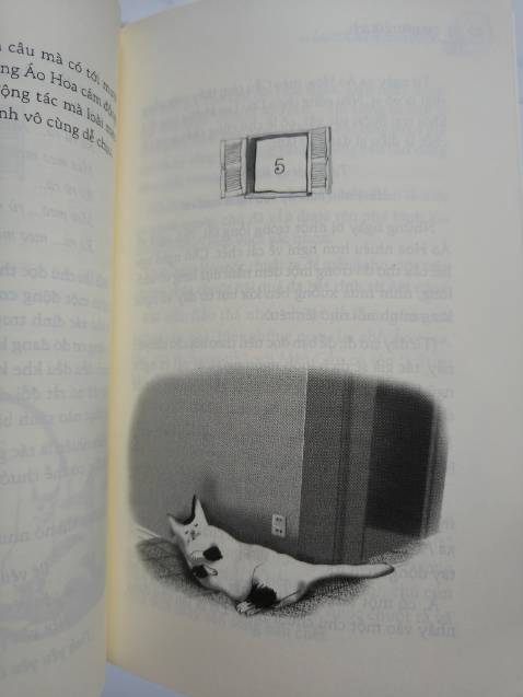 Giở trang đầu tiên ra sờ lên trang sách mịnnnnnnn vô cùng tận, chất lượng giấy quá tốt, minh hoạ rất hay, đáng yêu, "nghệ", tranh vẽ ko cảm giác bị trẻ con. Nói chung 10 điểm cho cuốn sách này, nghe đến lâu rồi nhma giờ mới mua, quả là sáng suốt. Tiki giao hàng nhanh, nhân viên giao hàng thân thiện, đóng gói hàng ẩu, mua 3 cuốn bị gãy mép 2 cuốn.